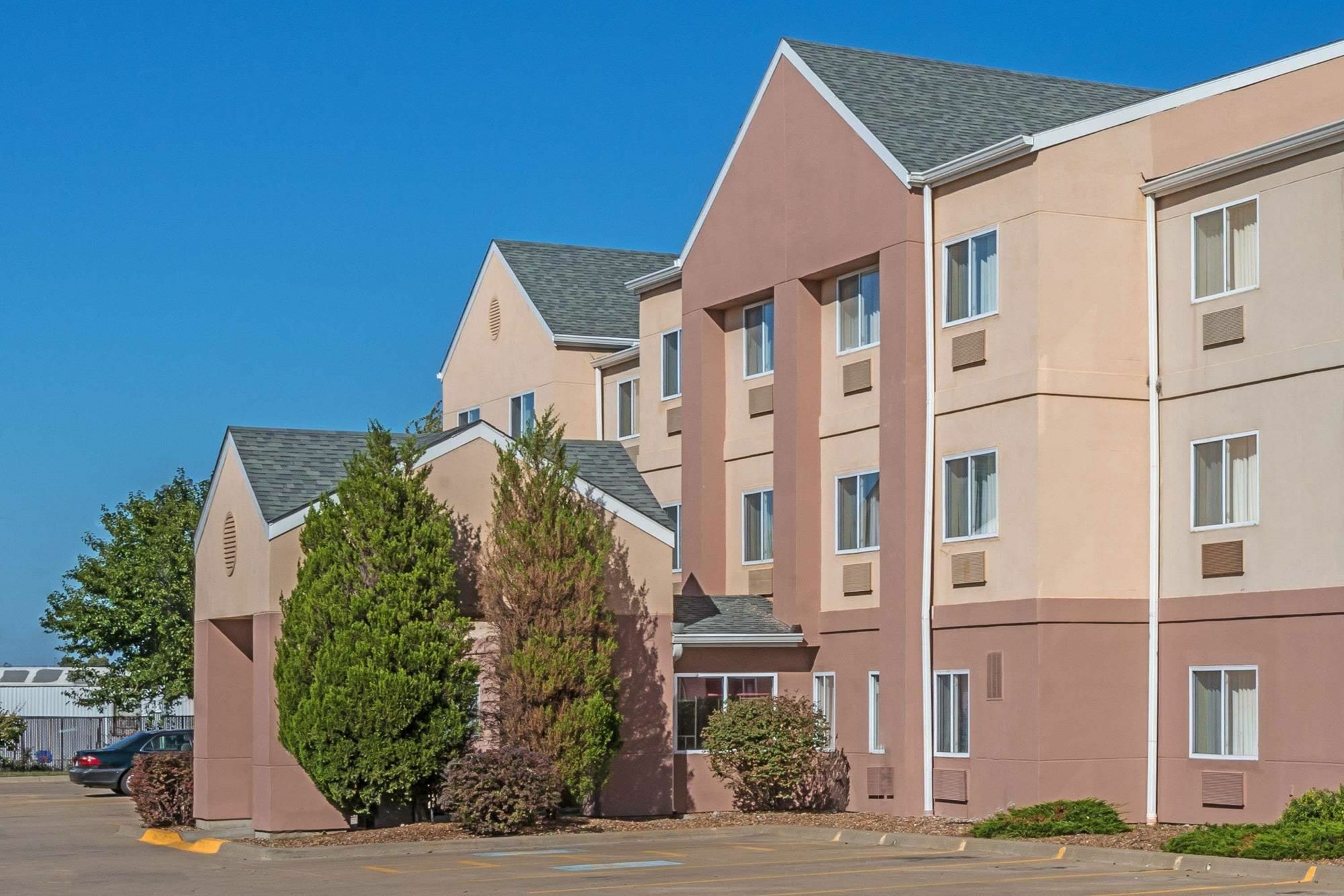 Hotel Baymont By Wyndham Salina Exterior foto
